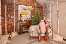 '핀란드 산타'와 기념촬영...워커힐 '2025 산타 키즈 빌리지'