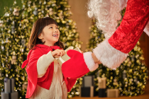 제주신라호텔에 나타난 '거대 곰인형'...어린이 위한 크리스마스 패키지